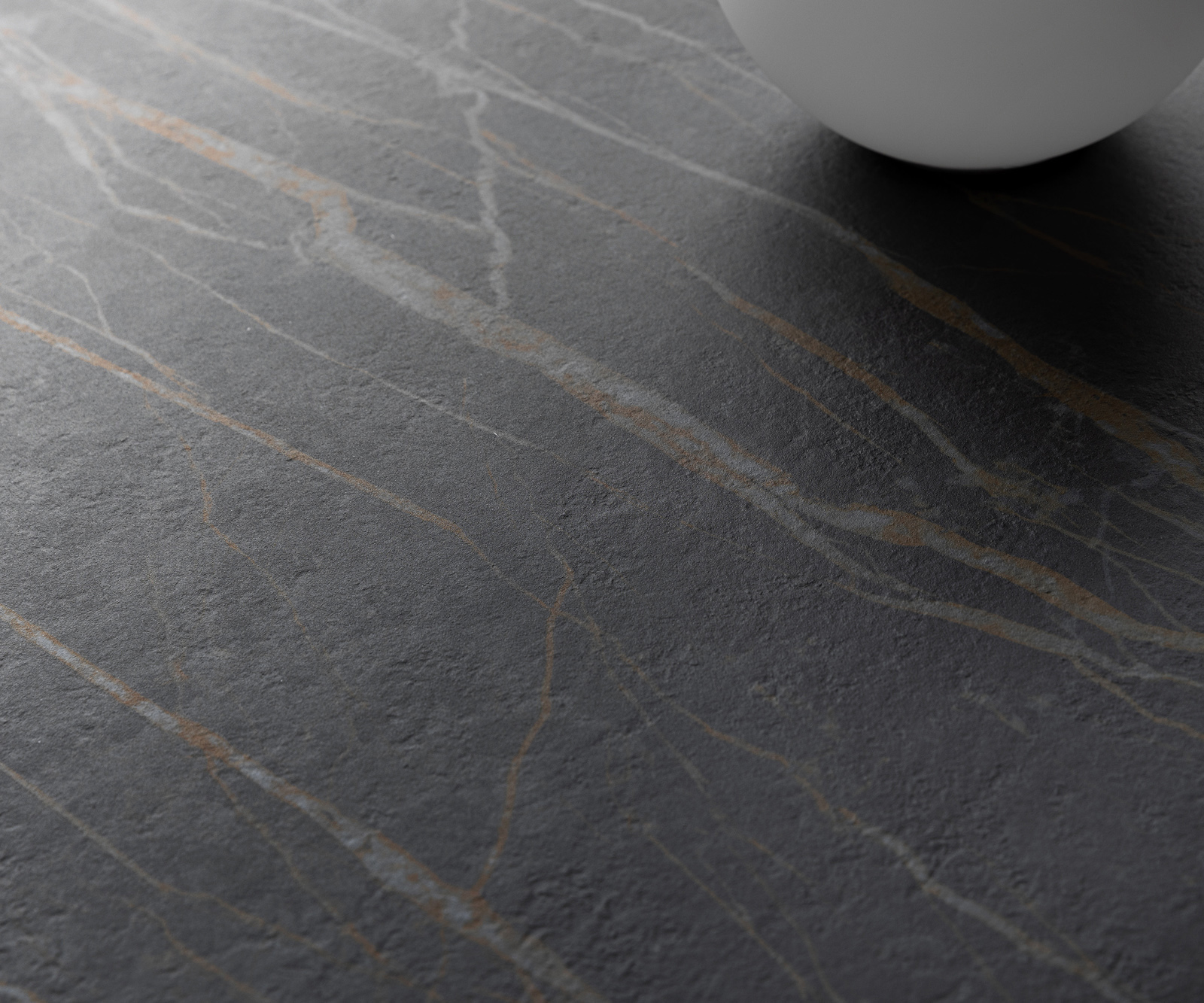 Konferenčný stolík Edge zaoblený tvar 90x90 cm keramika Laminam® Noir Desir hnedá Trive kov čierna - Image 5