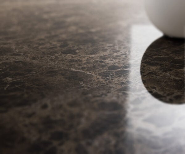 Konferenčný stolík Edge zaoblený 90x90 cm keramika Laminam® Emperador Extra Lucidato tmavohnedá Sarity nerezová oceľ kefovaná - Image 5