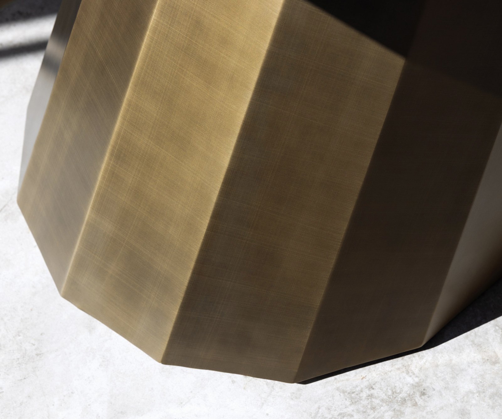 Konferenčný stolík Edge oválny 140x75 cm keramika Minas Melange Parabi metalická zlatá - Image 7