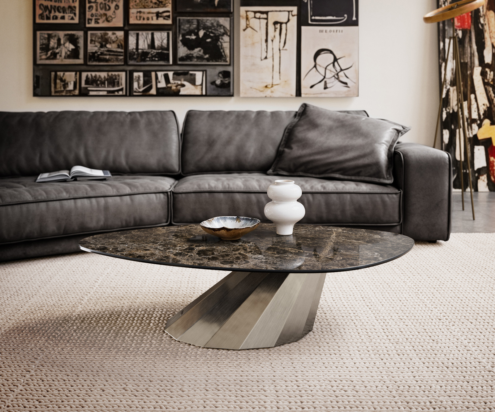 Konferenčný stolík Edge organický 140x76 cm keramika Laminam® Emperador Extra Lucidato tmavohnedá Parabi nerezová oceľ kefovaná