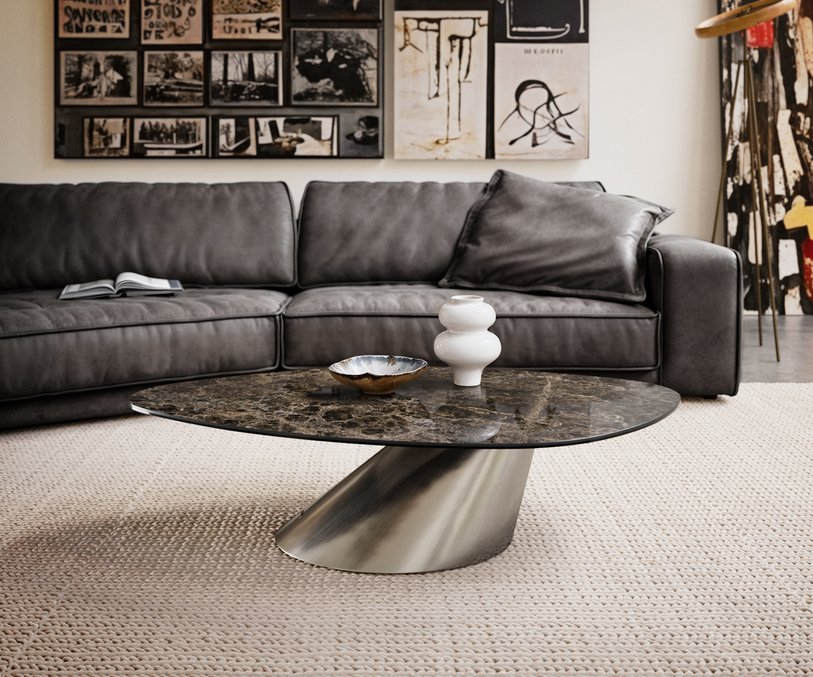 Konferenčný stolík Edge organický 140x76 cm keramika Laminam® Emperador Extra Lucidato tmavohnedá konická nerezová oceľ kefovaná