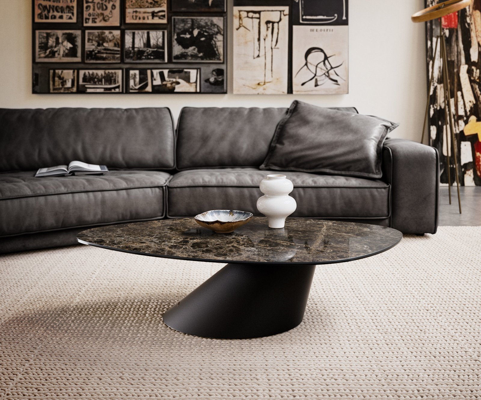 Konferenčný stolík Edge organický 140x76 cm keramika Laminam® Emperador Extra Lucidato tmavohnedá konická kov čierna