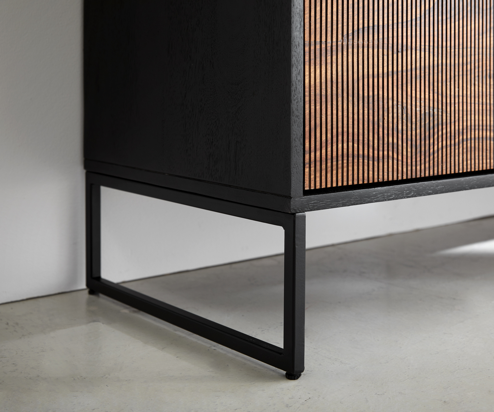 Podstava šikmá úzka 15 cm kov čierna pre skrine hĺbky 40 cm 2-dielna sada - Image 2