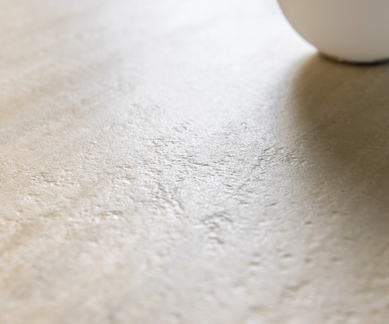 Jedálenský stôl Edge 300x100 keramika Laminam® Travertino Bianco krémovo biela pilier kov titánová farba - Image 5