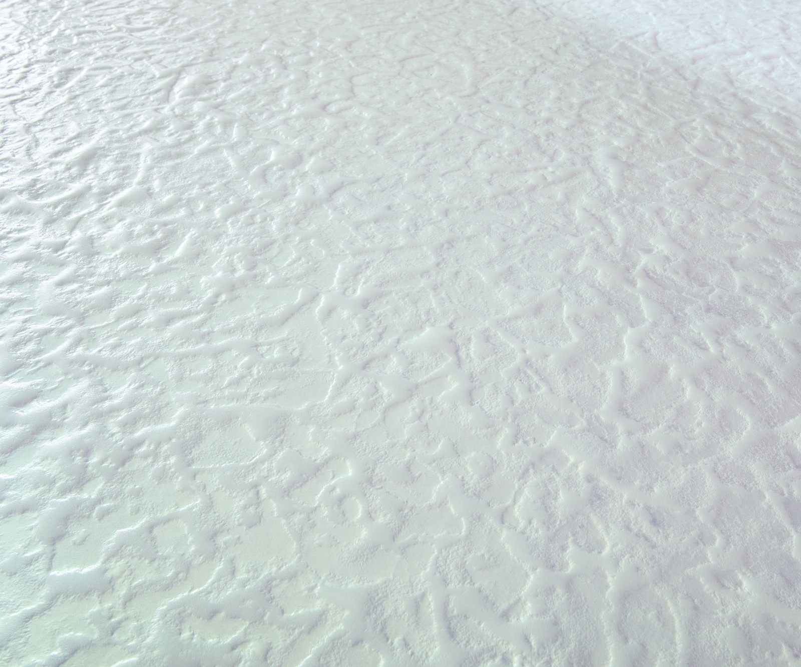 Jedálenský stôl Edge zaoblený tvar 240x120 cm reliéfne sklo perleť 3D dizajn kov šikmý biela - Image 5