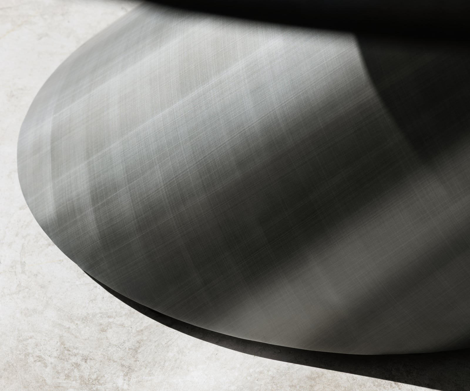 Konferenčný stolík Edge zaoblený 140x80 cm keramika Laminam® Noir Desir hnedá Conis metalická strieborná - Image 7