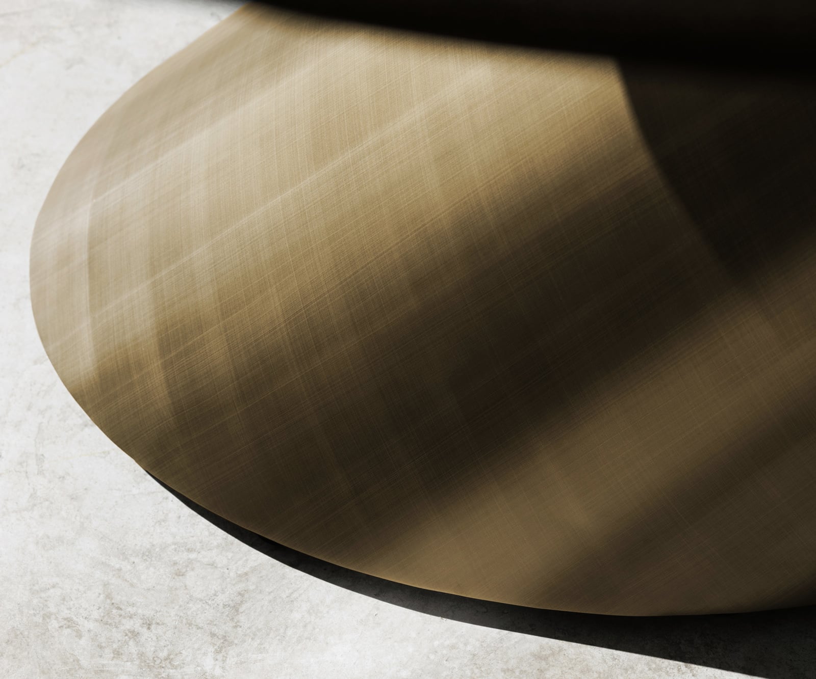 Konferenčný stolík Edge zaoblený 140x80 cm keramika Minas Melange Conis metalická zlatá - Image 7