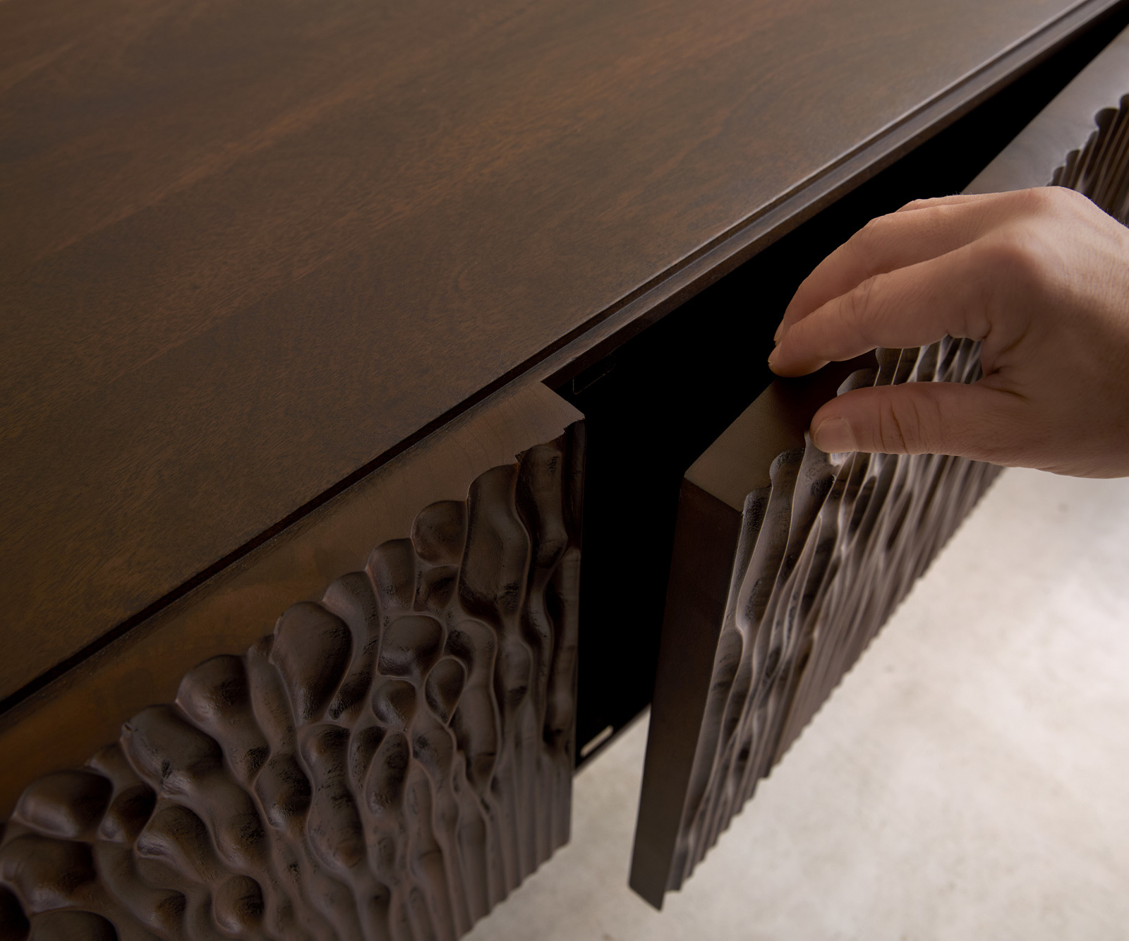 TV stolík Follia 200 cm mango hnedá 4 dvierka tenká podstava nerezová oceľ kefovaná - Image 4