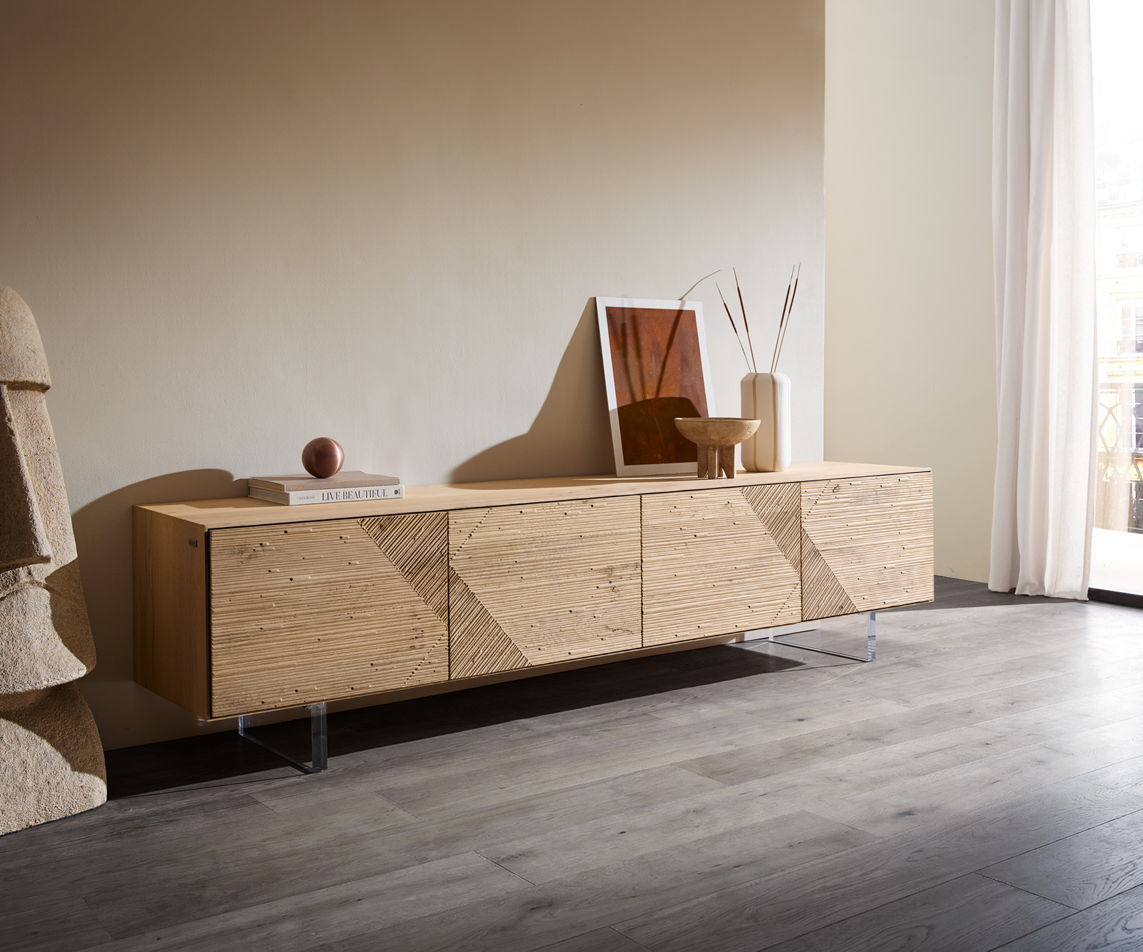 TV stolík Tereos 220 cm dub prírodný 3D efekt 4 dvierka podstava závesná akrylové sklo