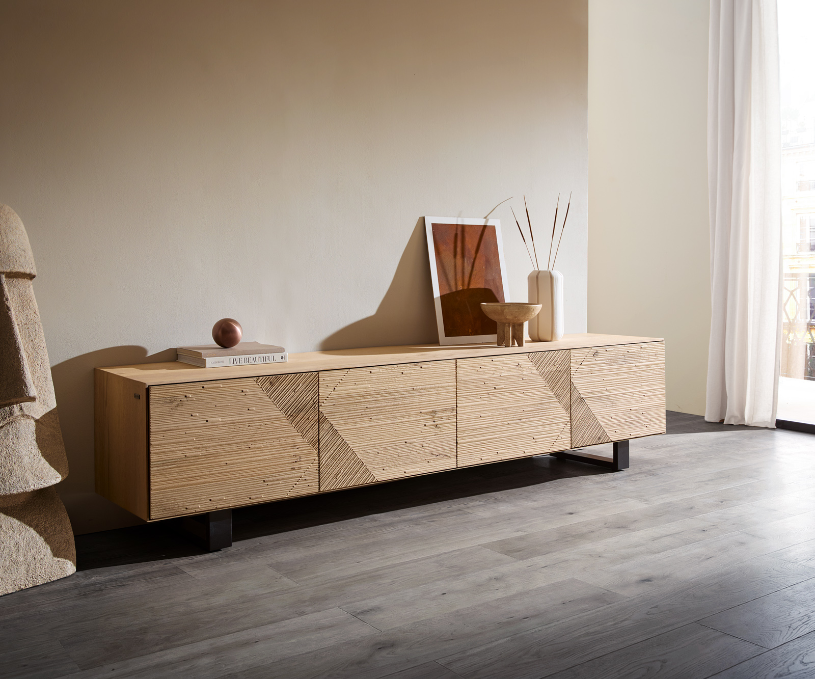 TV stolík Tereos 220 cm dub prírodná 3D efekt 4 dvierka podstava kov čierna