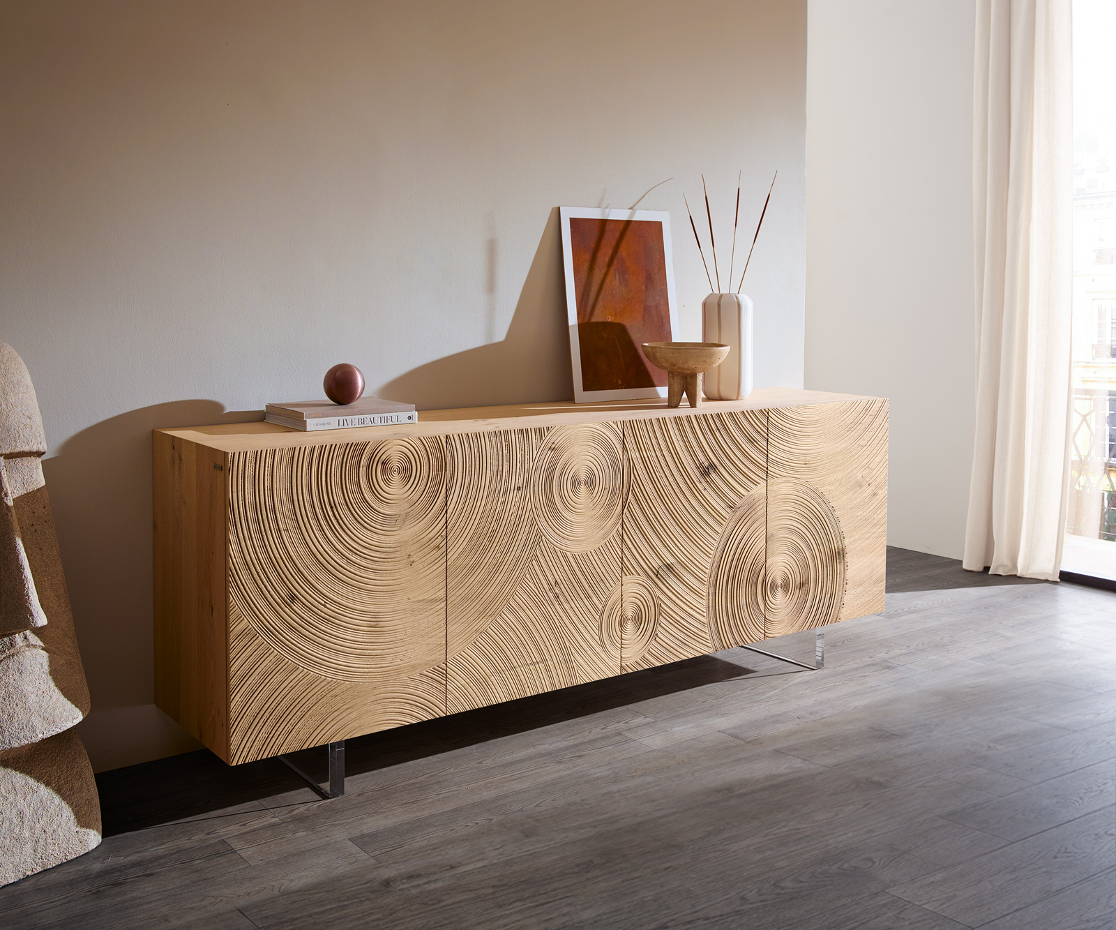 Komoda Ashara 200 cm dub prírodná 3D efekt 4 dvierka podstava závesná akrylové sklo - Image 2