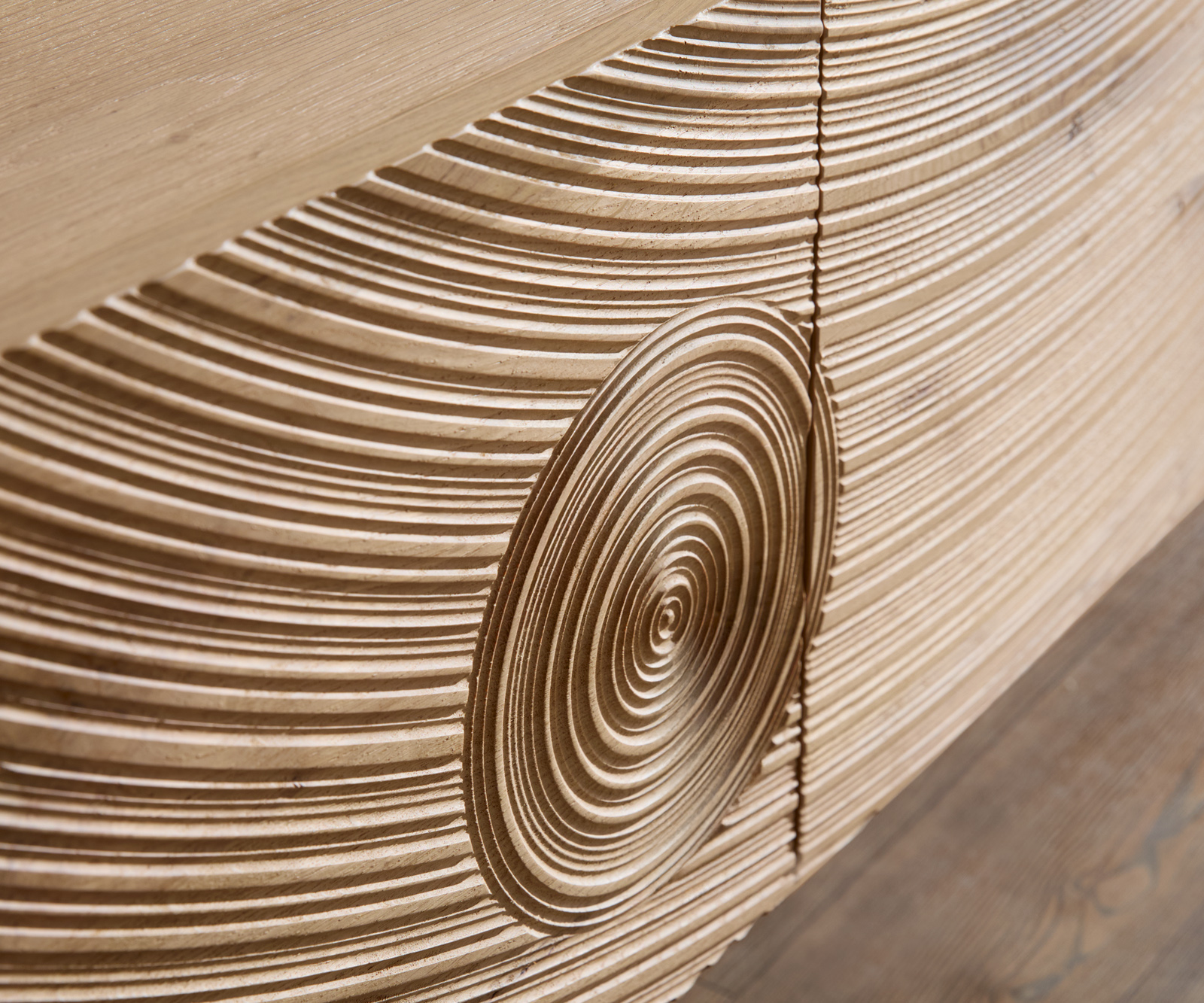 Komoda Ashara 200 cm dub prírodná 3D efekt 4 dvierka podstava závesná akrylové sklo - Image 4