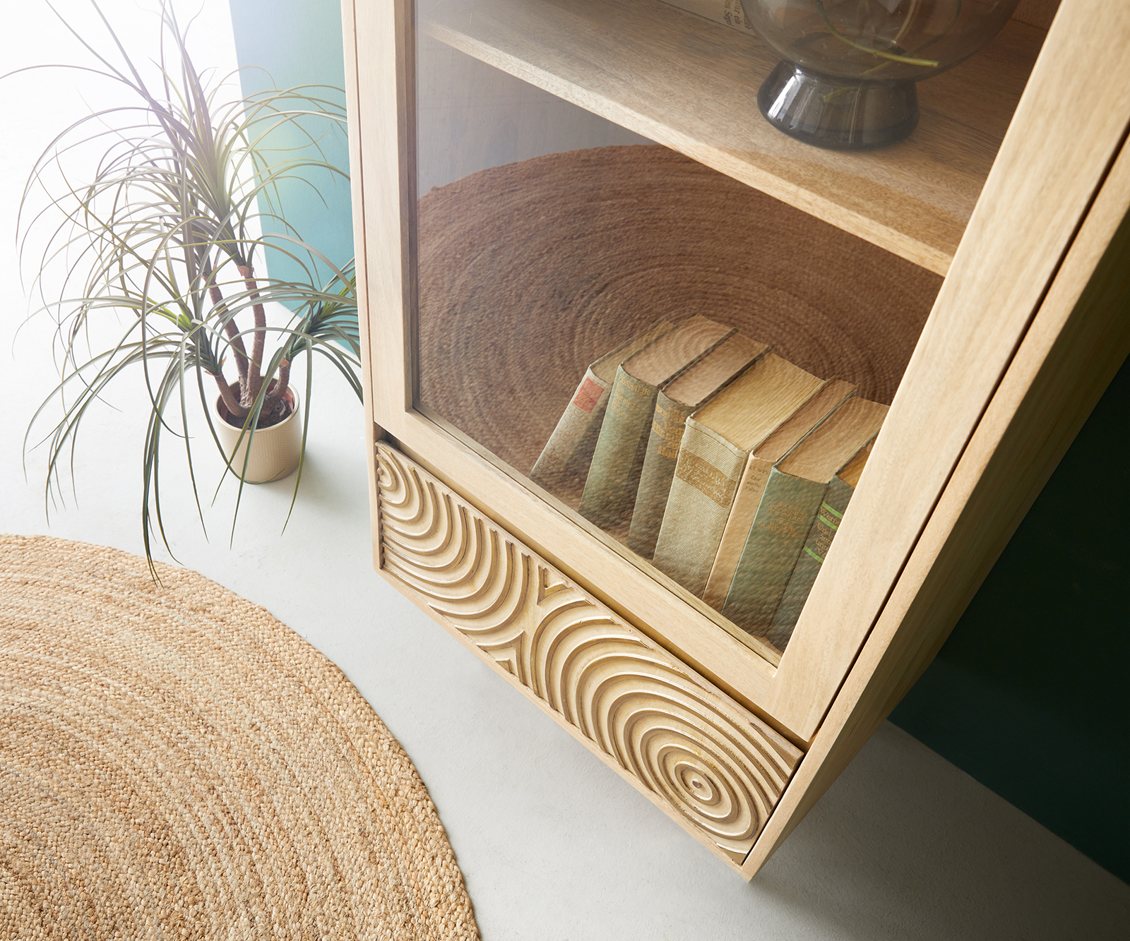 Vitrína Budaya 60x165 cm mango prírodná 2 dvierka podstava štvorcová - Image 4