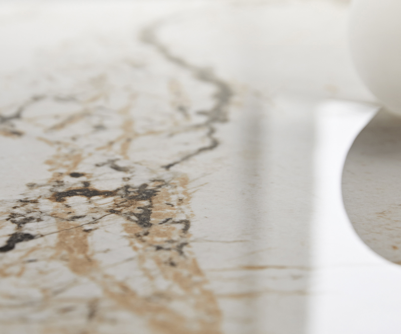 Jedálenský stôl Edge zaoblený 240×120 cm keramika Minas Melange bielo-béžová Infinity kov čierna - Image 5