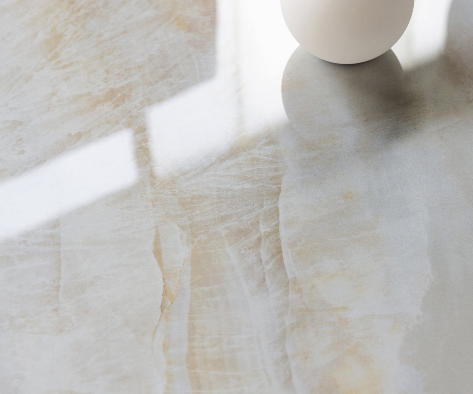 Jedálenský stôl Edge 300×100 cm keramika onyx perla Estelar okrúhly kov titánová farba - Image 5