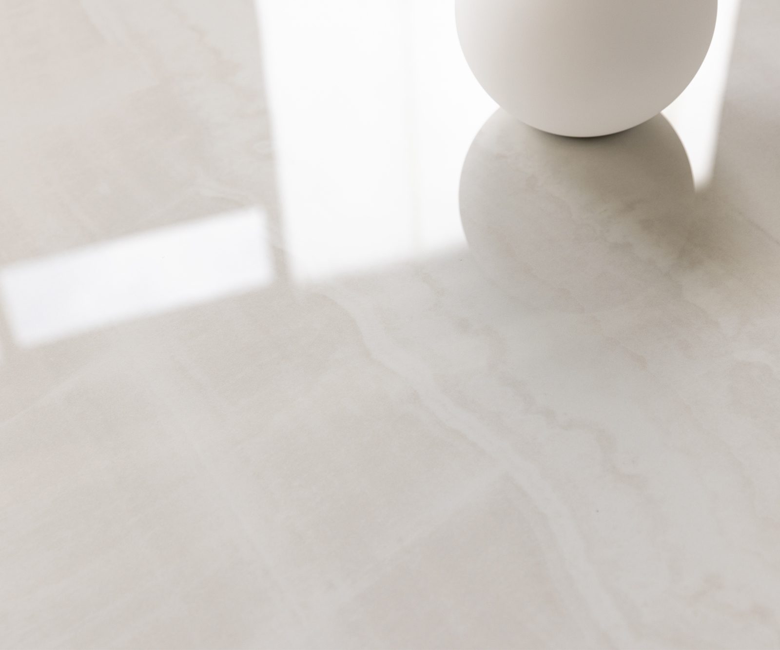 Jedálenský stôl Edge 200-300×100 cm keramika onyx šampanské podstava v tvare W kov čierna rozkladací - Image 5