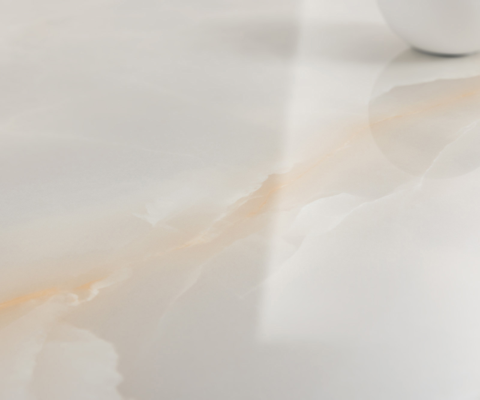 Jedálenský stôl Edge zaoblený 270×120 cm keramika Iris FMG Onice Grigio kov šikmý biela - Image 5