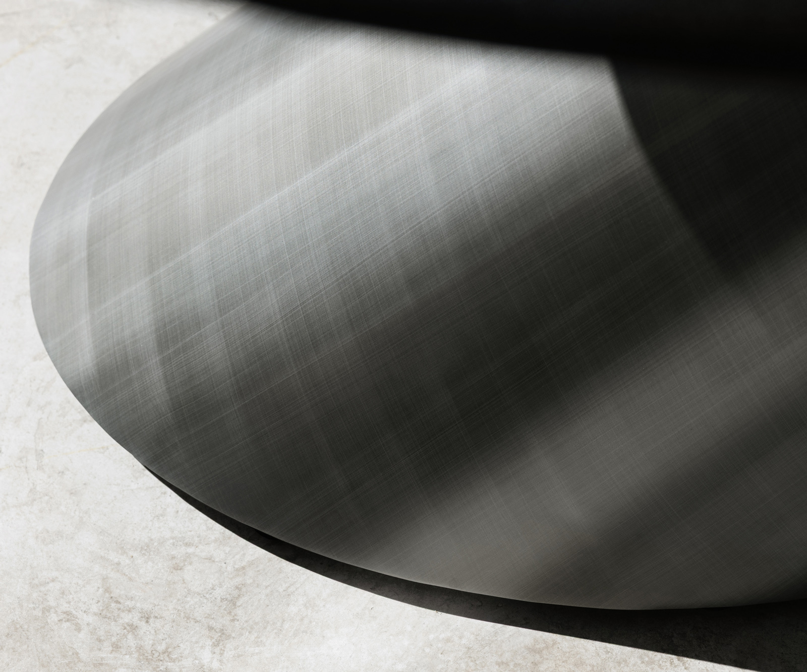 Jedálenský stôl Edge zaoblený tvar 260×120 cm keramika Minas Melange bielo-béžová Cono metalická strieborná - Image 7