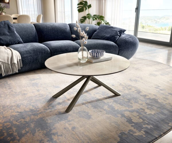 Konferenčný stolík Edge okrúhly 90×90 cm keramika onyx šampanské Sarity kov titánová farba
