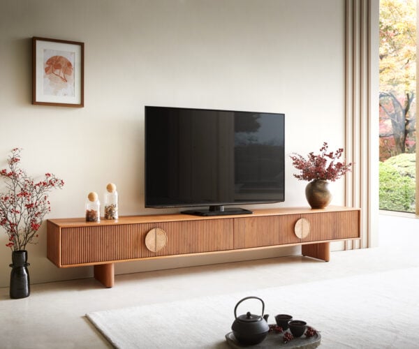 TV stolík Surimu 240 cm akácia svetlohnedá 4 dvierka korková rukoväť drevené nohy