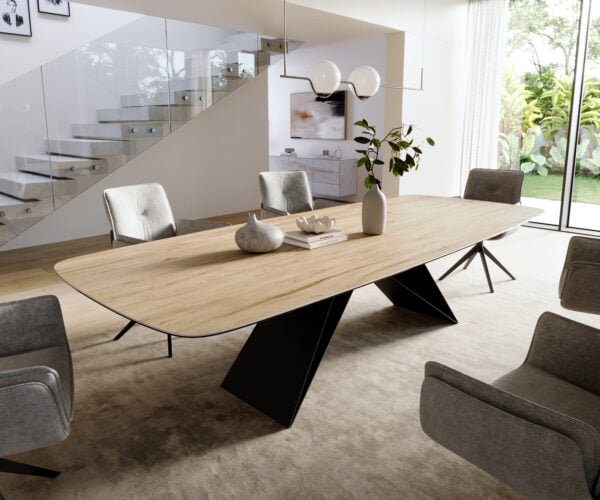 Jedálenský stôl Edge zaoblený 300×120 cm keramika Laminam® sabbia v dubovej farbe podstava v tvare V plochá oceľ čierna