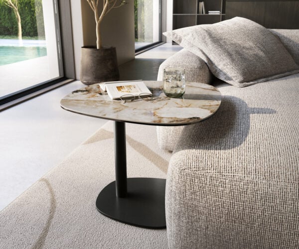 Konferenčný stolík Edge zaoblený tvar 60×60 cm keramika Patagonia leštená Eleny kov čierna