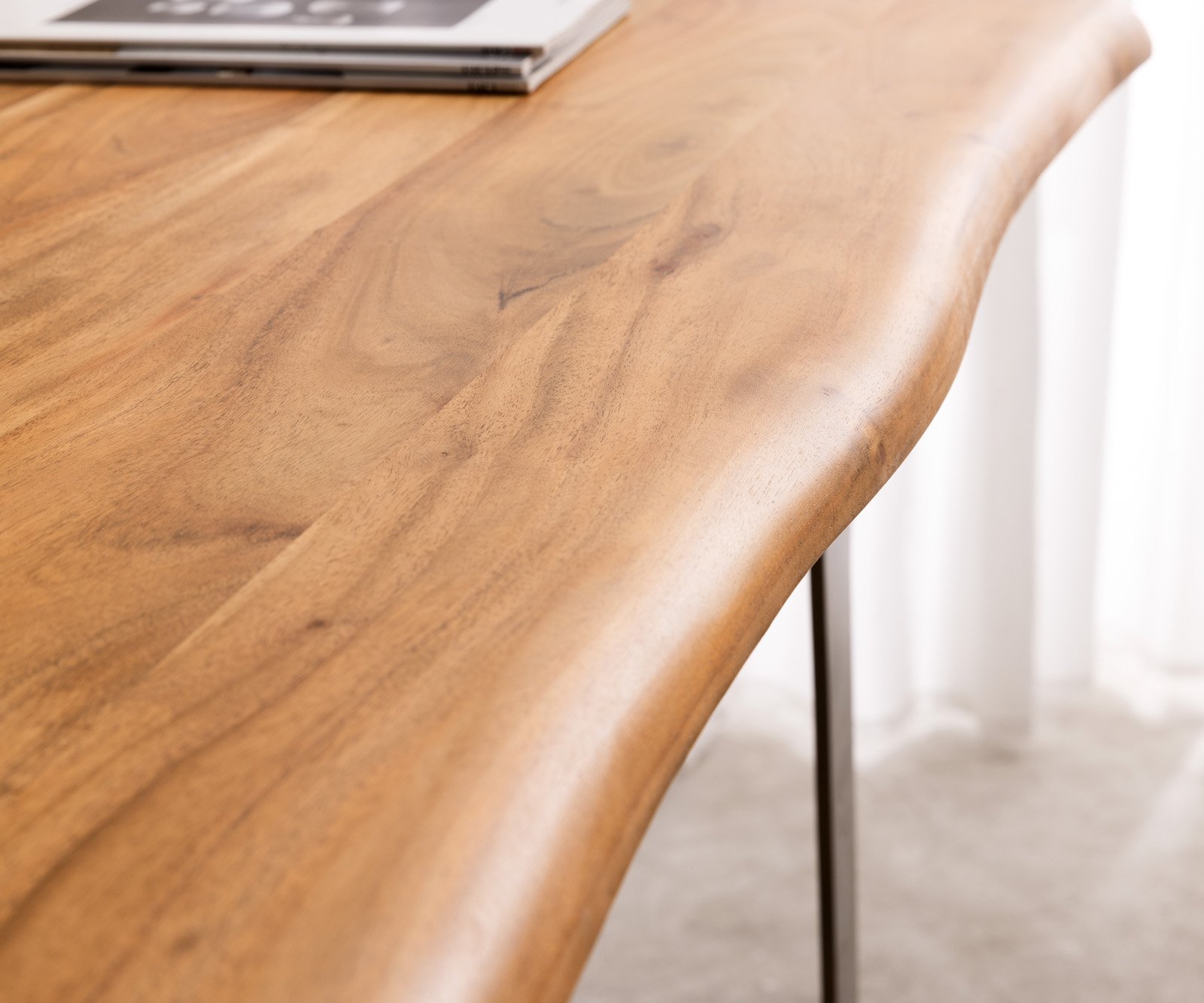 Písací stôl Live-Edge 170x170 akácia prírodná podstava strieborná hrana - Image 4