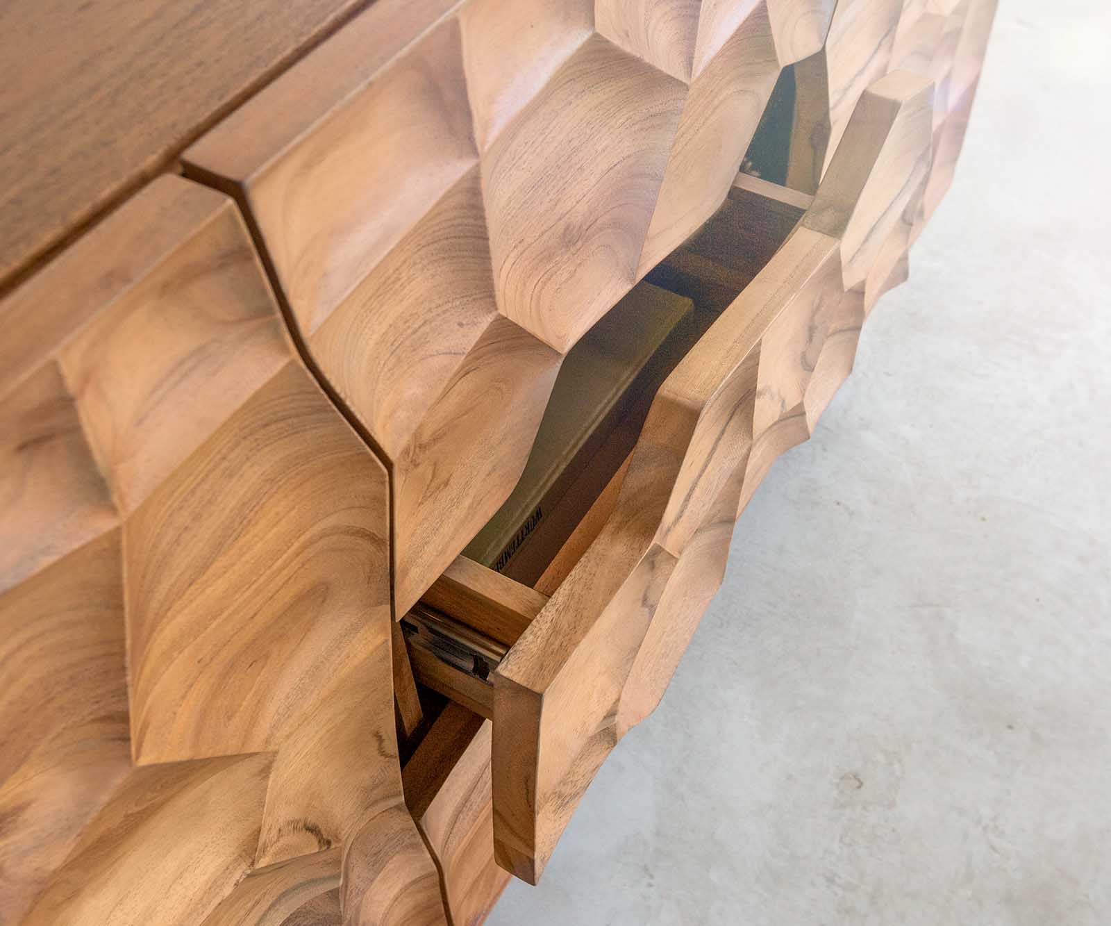 Komoda Solu 145 cm akácia prírodná 2 dvierka 3 zásuvky závesná kov čierna 3D čelá - Image 10