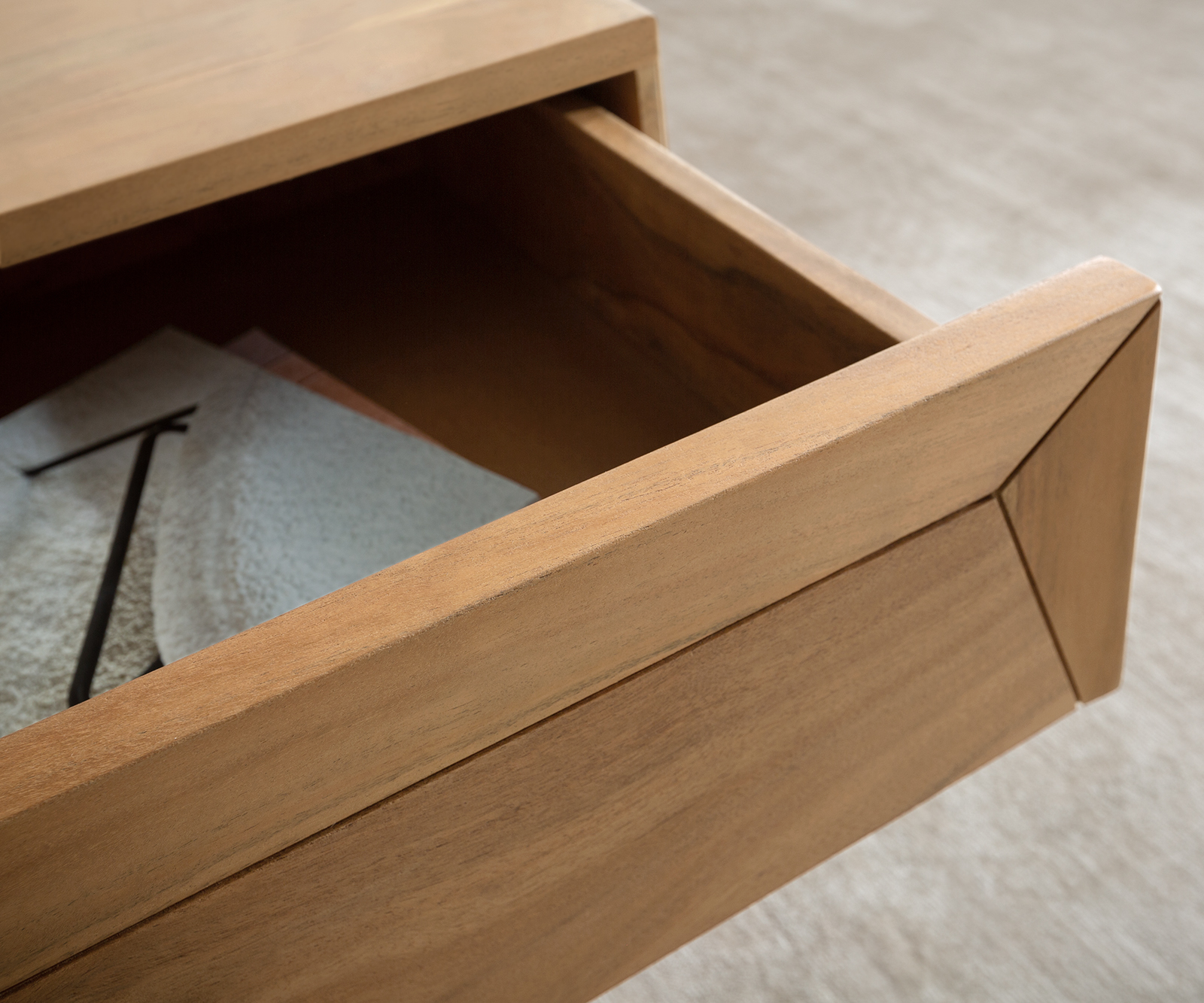 Konferenčný stolík Kayu 115x60 cm akácia prírodná 2 zásuvky podstava v tvare V nerezová oceľ - Image 4