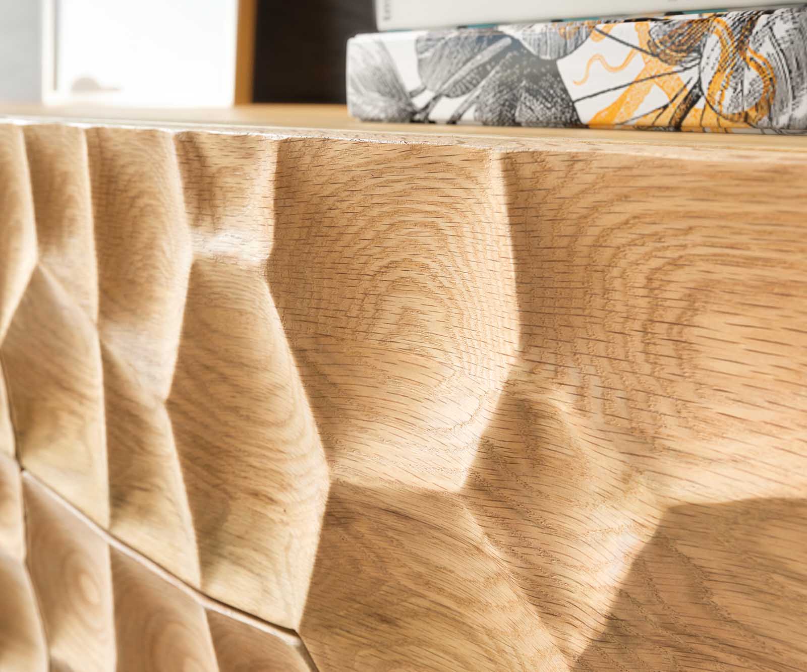 TV stolík Solu 175 cm dub prírodný 2 dvierka 2 zásuvky závesná kovová podstava čierna 3D čelá - Image 7